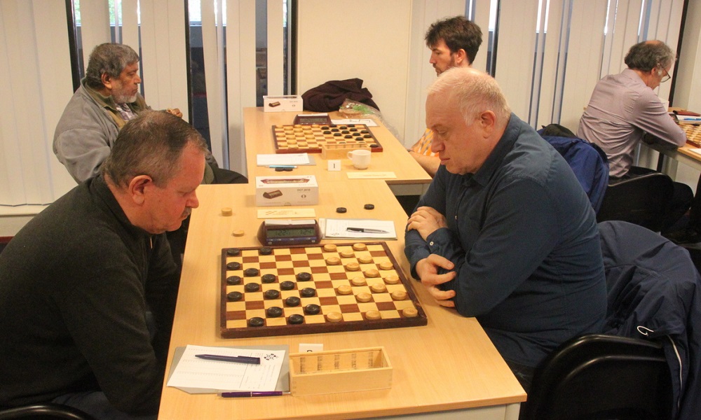 Landskampioen dammen verslaat eigen reserves met overmacht