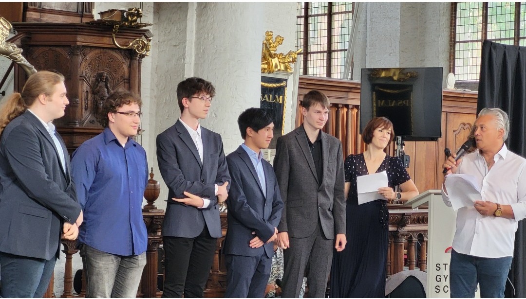 Najib Amhali en Jochem Myjer feliciteren gymnasiasten