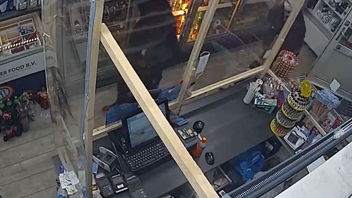 Politie toont beelden van overval op Tani Polo Sklep