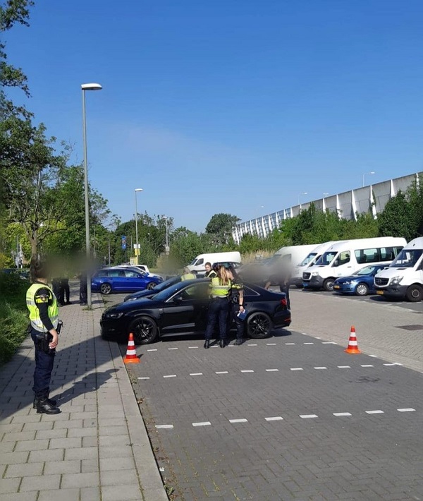 Politie houdt verkeerscontole om verkeersveiligheid onder de aandacht te brengen