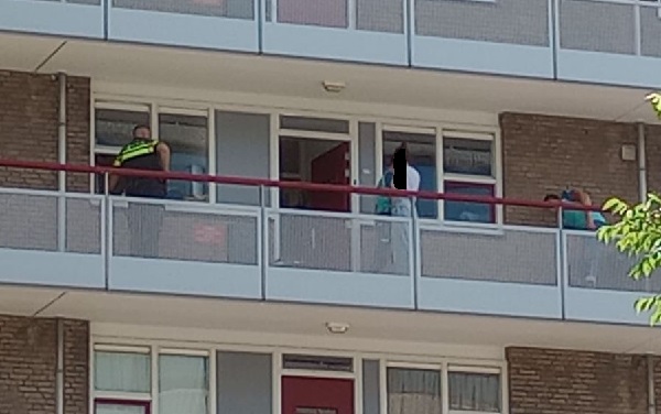 Politie forceert via zijraam van flat toegang voor ambulancepersoneel