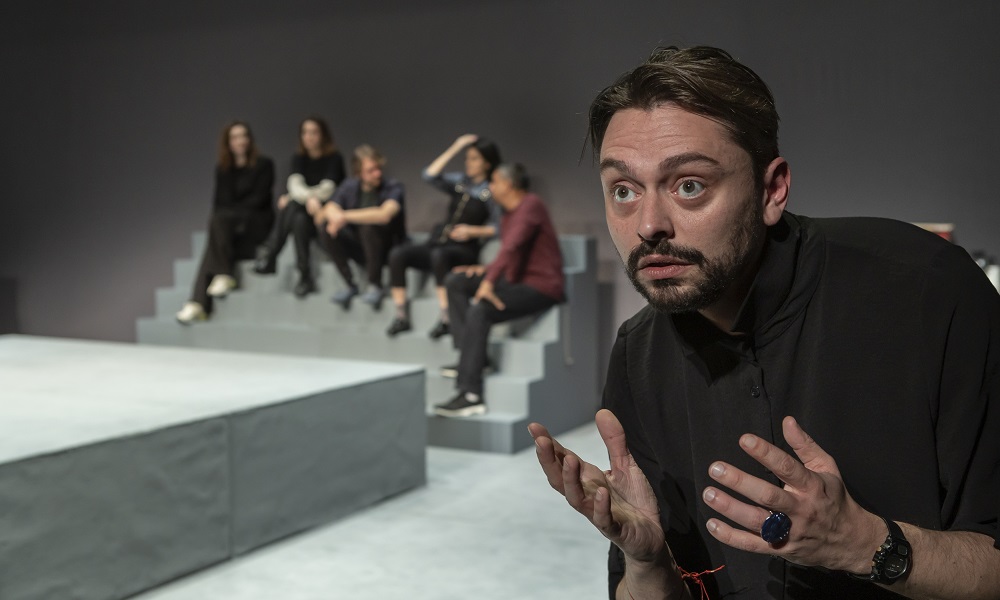 Donny Ronny strikt BN’ers voor zijn nieuwe  voorstelling BOSSEN