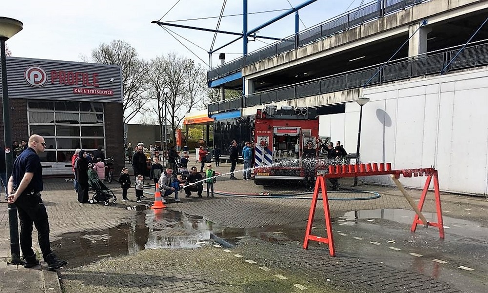 Dat is leuk: spuiten met een echte brandweerslang