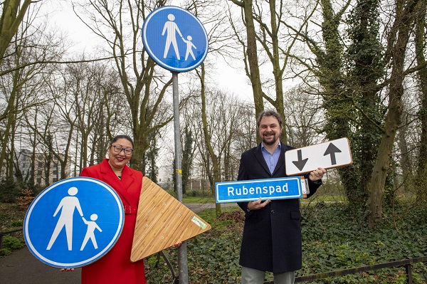 Aantal metalen verkeersborden en straatnaamborden vervangen door borden van bamboe