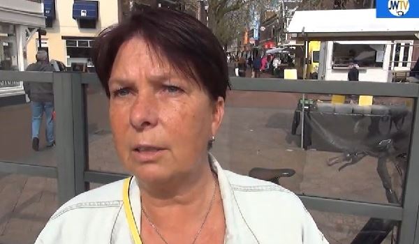 Excuus Karin de Vries voor hakenkruis-voorbeeld in 'boa met hoofddoek'-debat