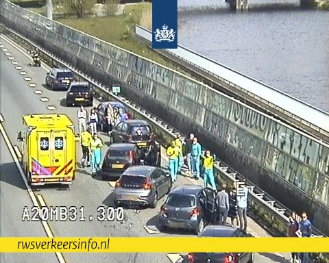 Groot ongeval: kettingbotsing op de A20 richting Gouda