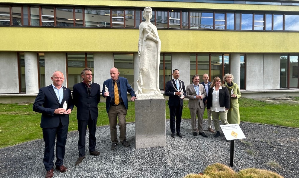 Beeld Liduina verrijking beeldentuin Vlietlandziekenhuis