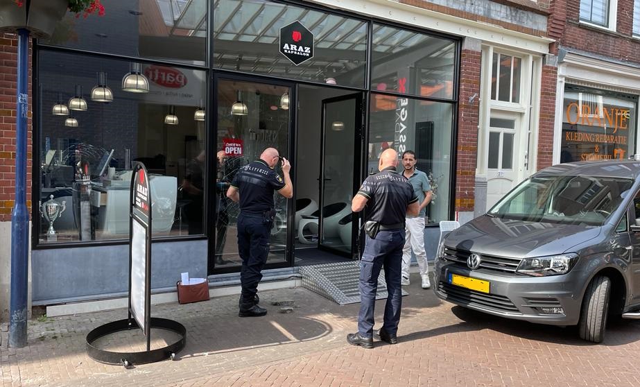 Ruiten van twee winkels op Hoogstraat vannacht beschadigd