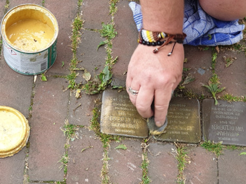 Bijna honderdvijftig Schiedamse Stolpersteine om te poetsen