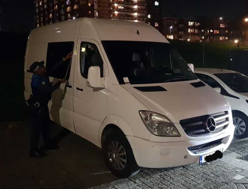 Twaalf bekeuringen gisteravond voor geparkeerde te hoge bussen