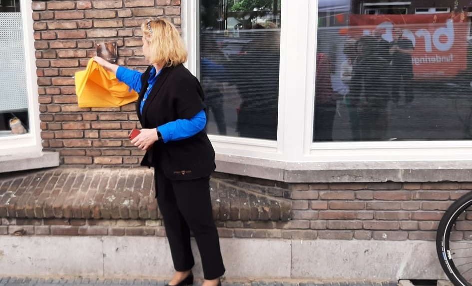 Onthulling tegel om stil te staan bij uitgevoerd funderingsproject