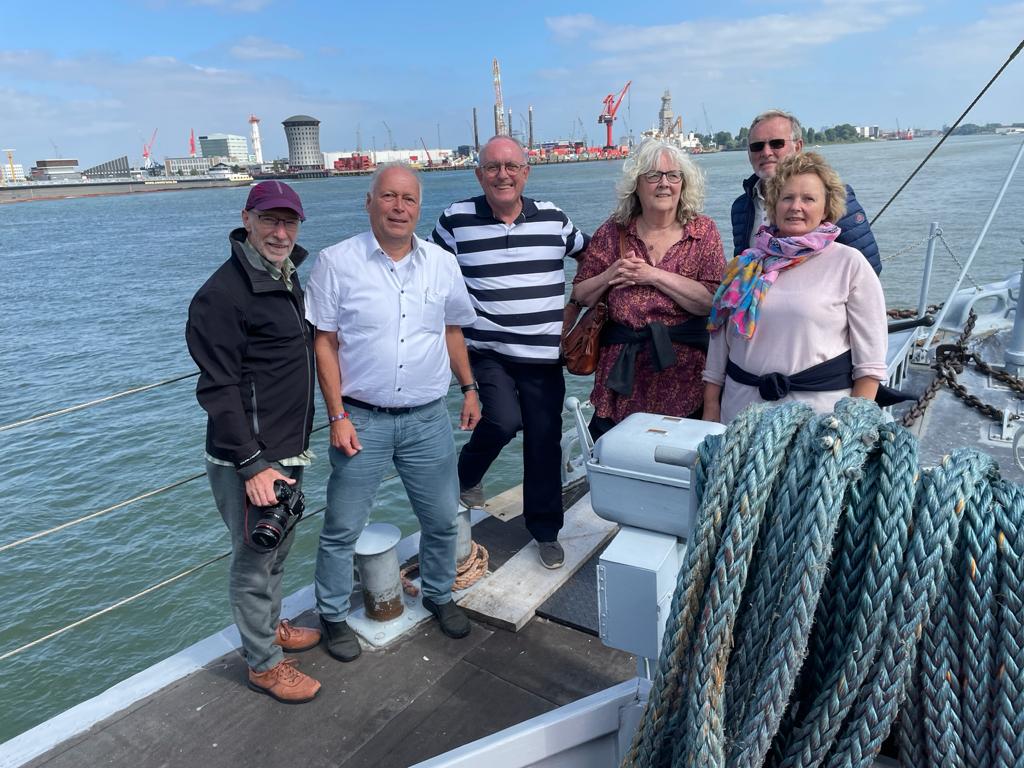 Schiedammers aan boord van ms Bernisse meren aan achter dé Schiedam
