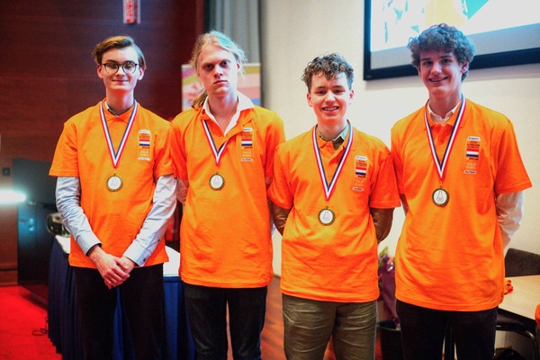  Kjeld Zwitserloot wint 45e Nationale Scheikundeolympiade 