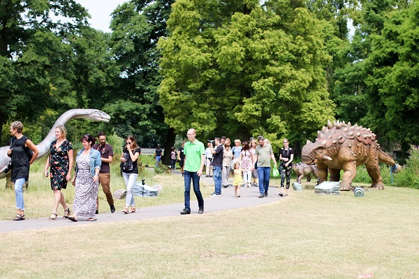 Je komt van de zomer levensgrote dinosaurussen tegen in het Beatrixpark