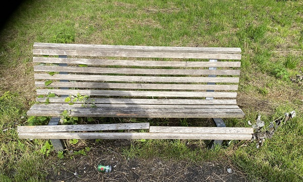 Vandalen slopen bankje in Beatrixpark