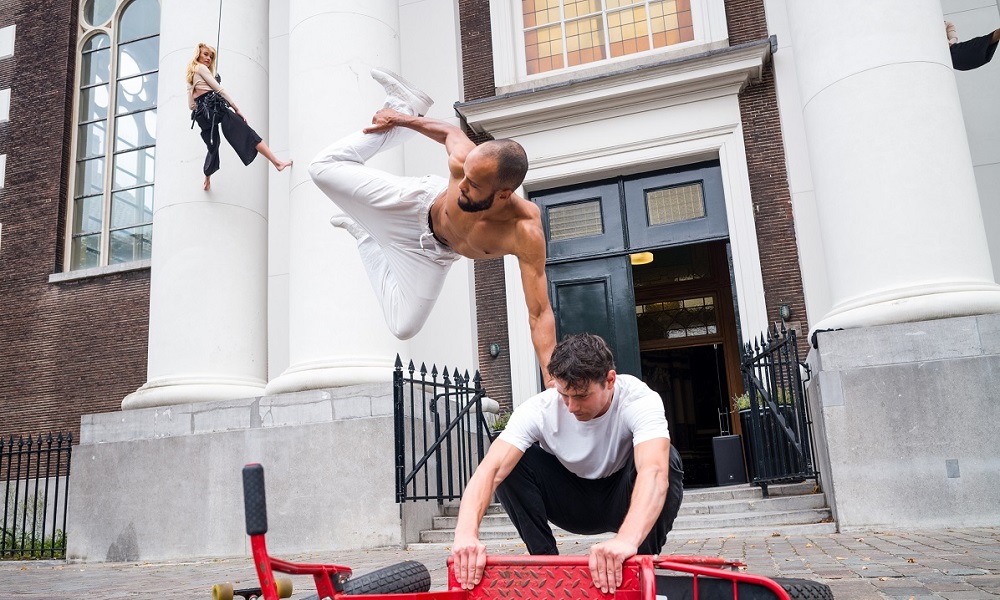 Freerunners en dansers geven voorstelling op, aan, buiten en in Havenkerk