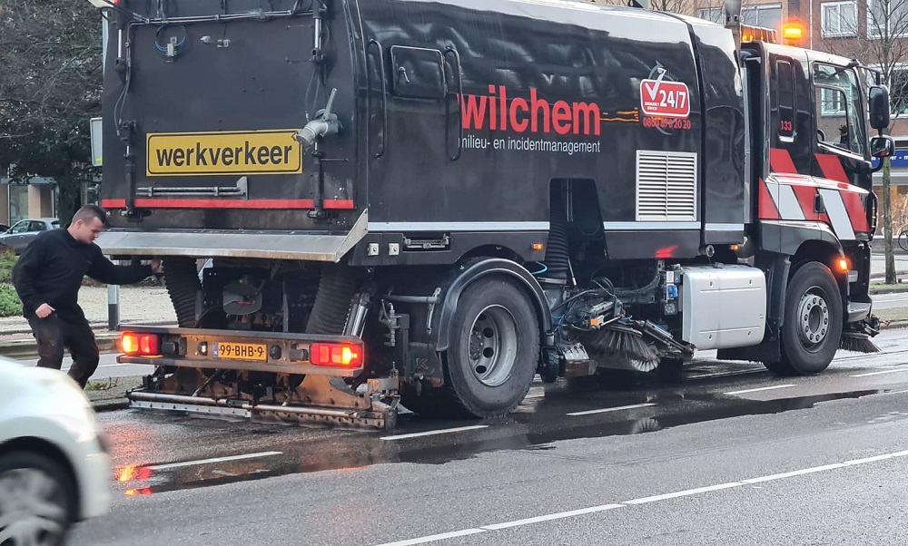 Milieu-incident in parkeergarage en op straat door olie lekkende auto