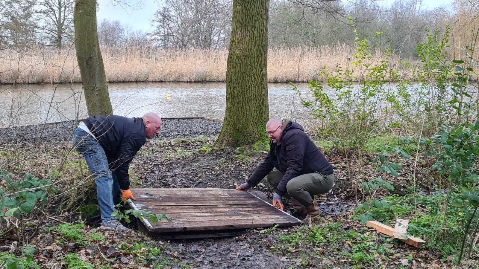 Vrijwilligers hengelsportvereniging leggen bruggen neer