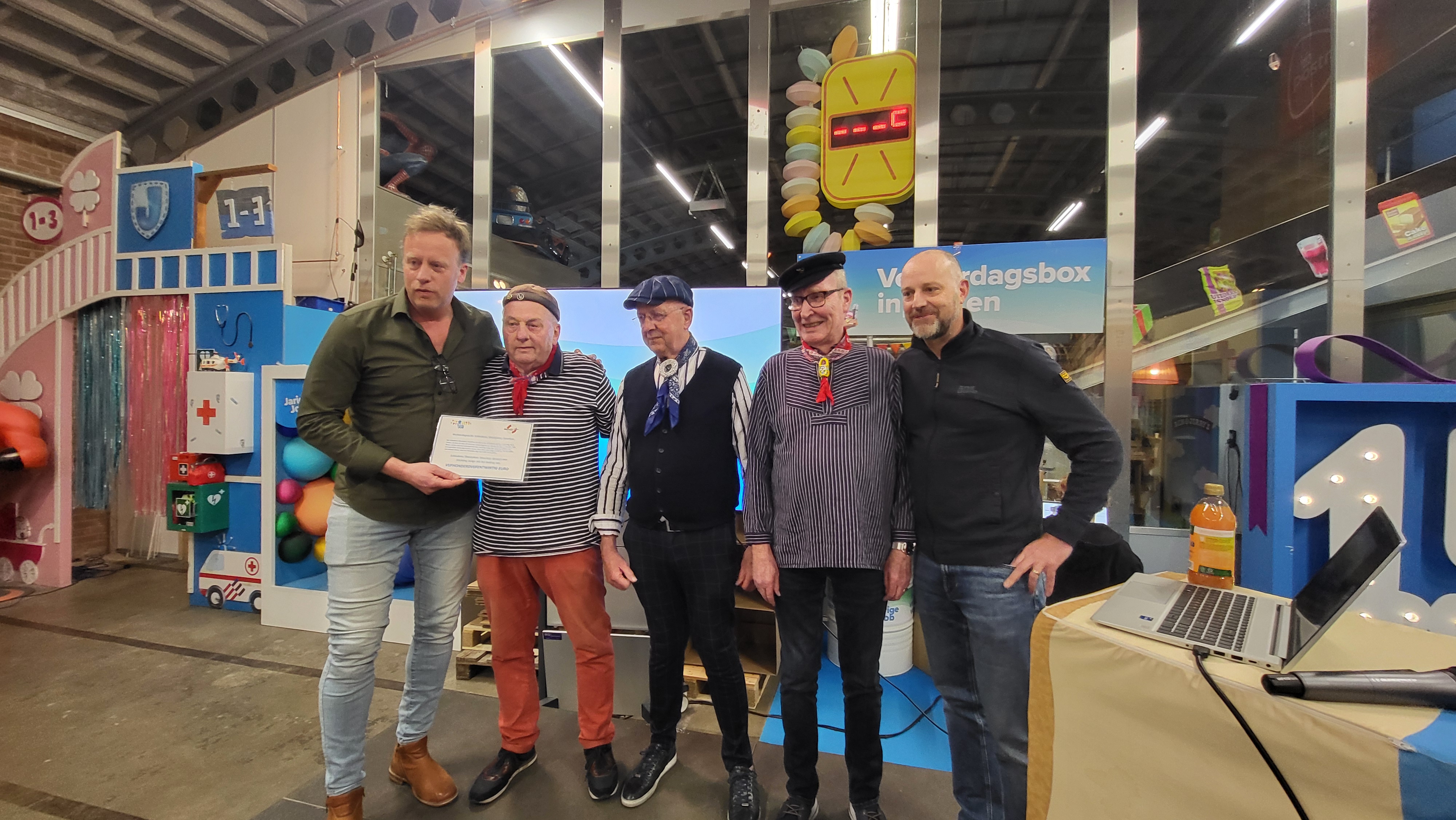 Shantykoor Stuurloos verrast stichting Jarige Job met cheque