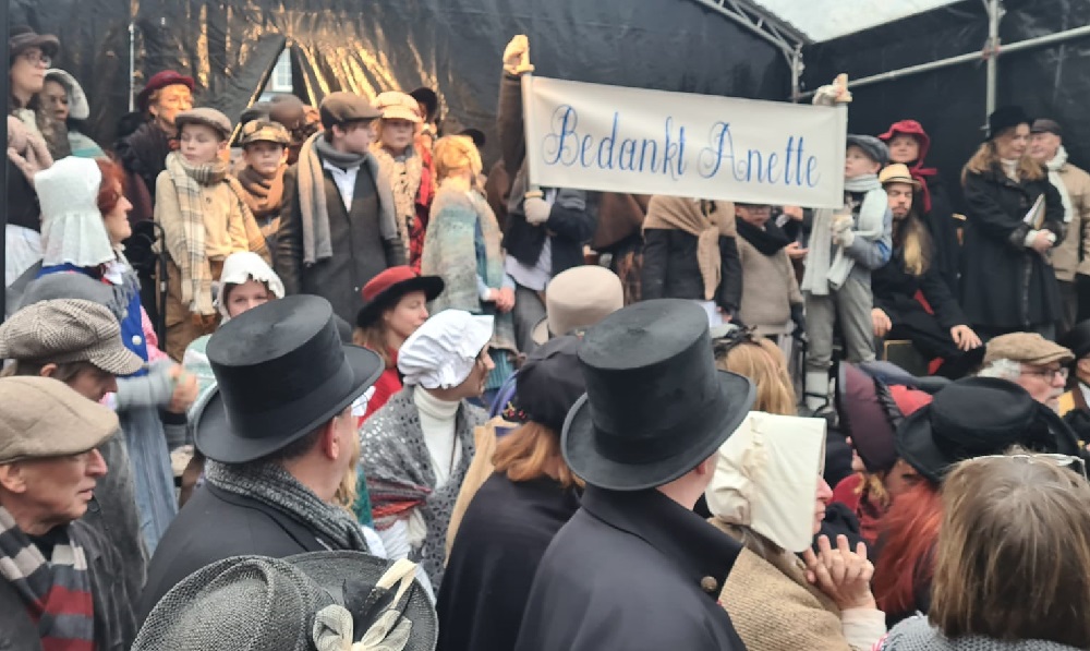 Mooi eerbetoon aan overleden oprichtster Dickens Festijn