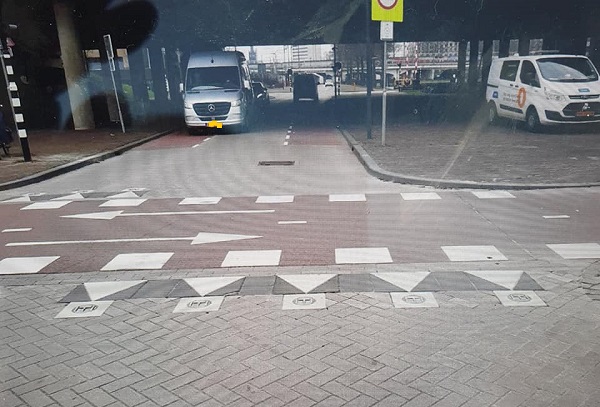 Knipperende ledverlichting in de weg om gevaarlijke situatie aan te geven