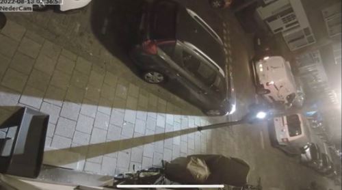 Deelscooterbedrijf is midden in de nacht in woonstraat met scooter bezig