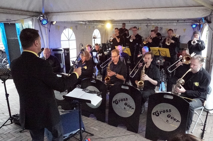 Bigband CrossOver speelde de Kloosterplaats plat