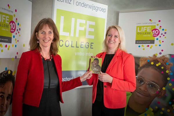 Wethouder krijgt 1e exemplaar jubileumboek 'Leef je droom'