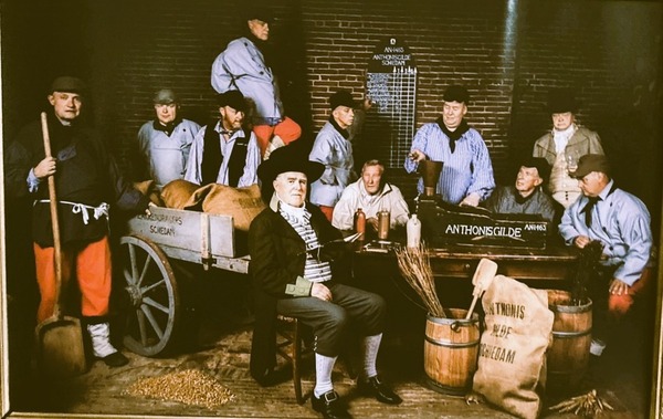 Leen van Andel draagt voorzittershamer over