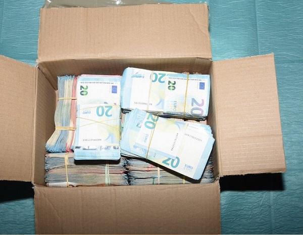 In twee woningen in Schiedam beslag gelegd op ruim 8 ton crimineel geld