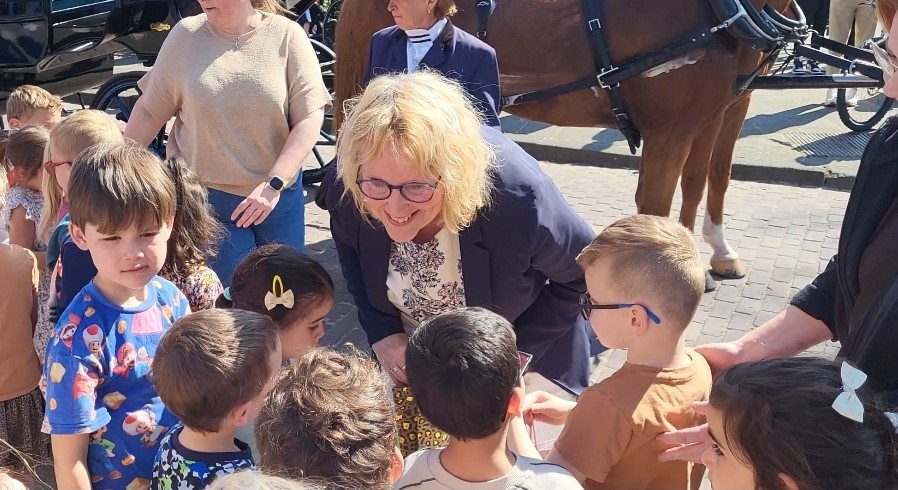 Juf Hanneke is verrast met rijtoer vanwege 45-jarig jubileum