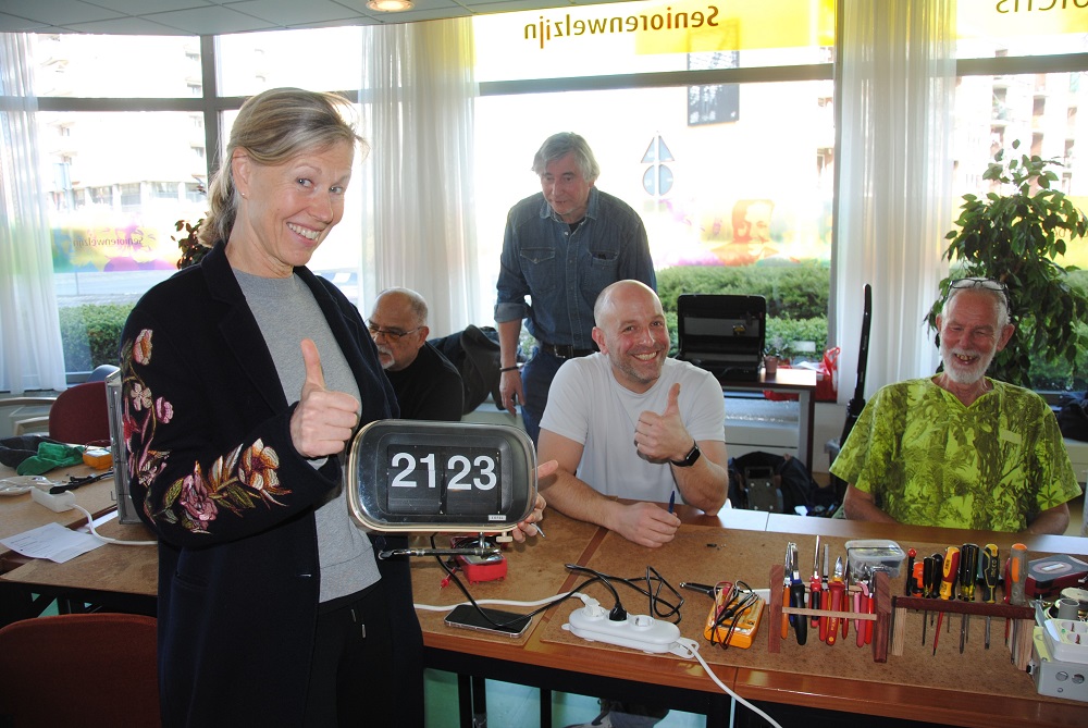 Ook deze retro flipklok werd van de afvalberg gered