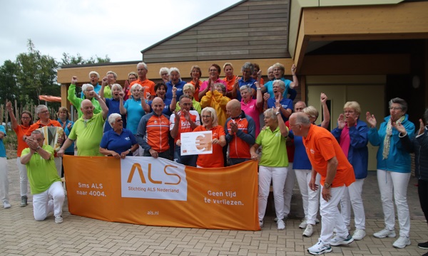 Koor haalt met benefiet 5000 euro op voor onderzoek naar ALS
