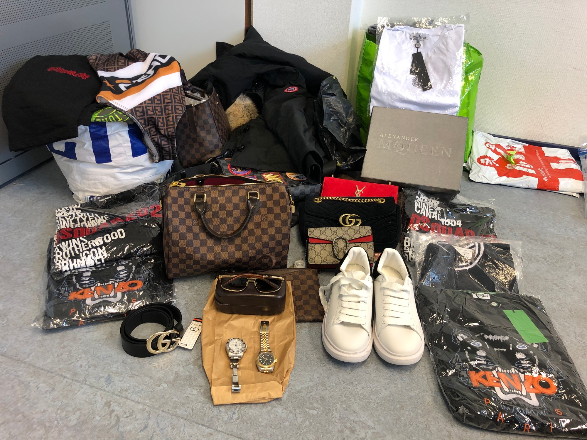 Man (28) die 200 mensen oplicht via zijn 12 verkoopsites