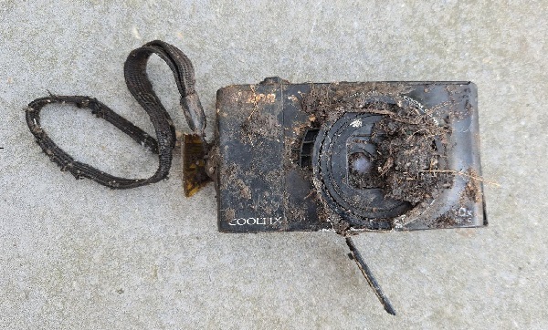 Halfvergaan fototoestel in Park Kethel gevonden, maar fotokaartje werkt nog