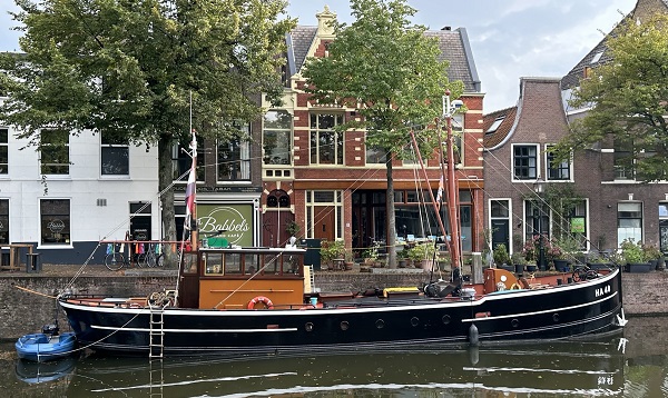 Een garnalenkotter in de Lange Haven