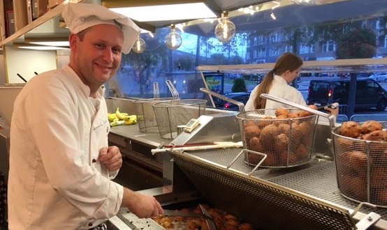 De oliebollen worden weer gebakken op de Koemarkt 