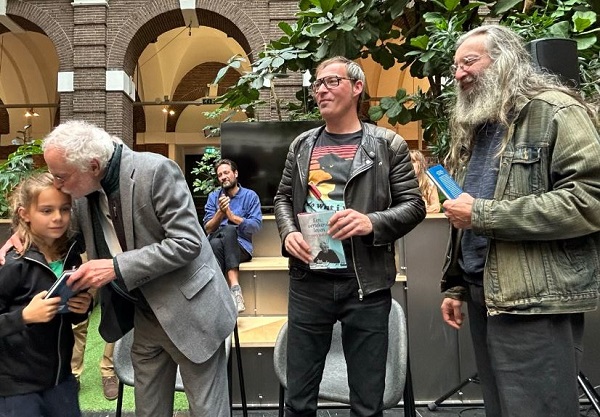 Autobiografie van politiek tekenaar is grimmig, humoristisch, teder