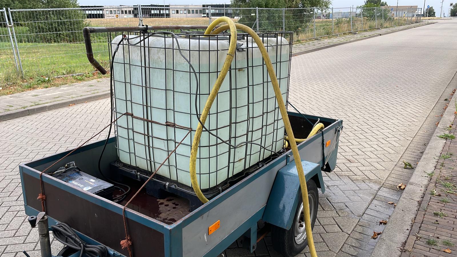 Bomenridders schieten uitdrogende platanen te hulp met deze waterkar