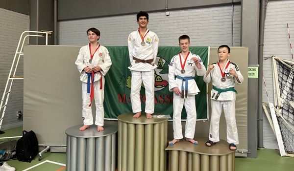 Judoka's uit Schiedam behalen 19 medailles en 2 bekers in Zelzate