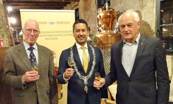 Burgemeester Bergmann ontvangt eerste fles Schiedam 750 jenever