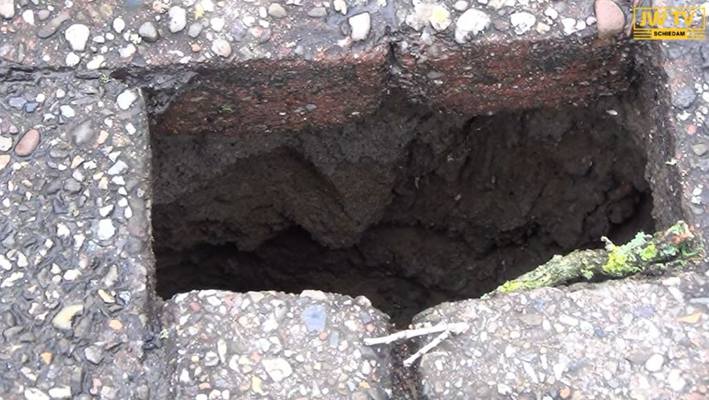 Gevaarlijk gat op de Schiedamseweg