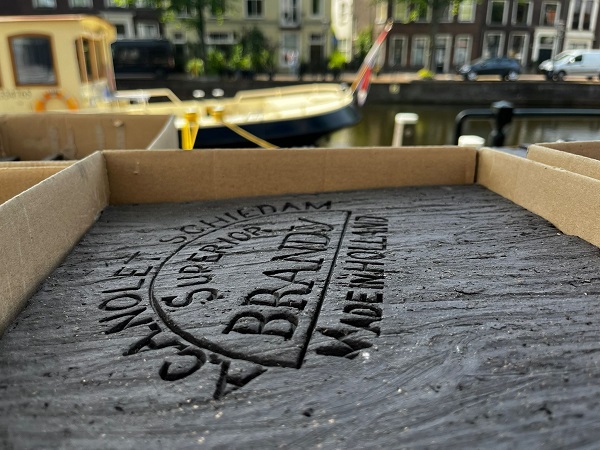 De tegels met afdrukken van brandijzers zijn gearriveerd