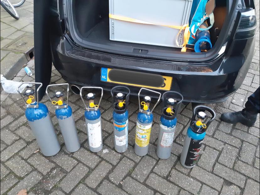 Politie treft in Groenoord in één auto zeven flessen lachgas aan