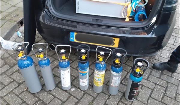 Politie treft in Groenoord in één auto zeven flessen lachgas aan