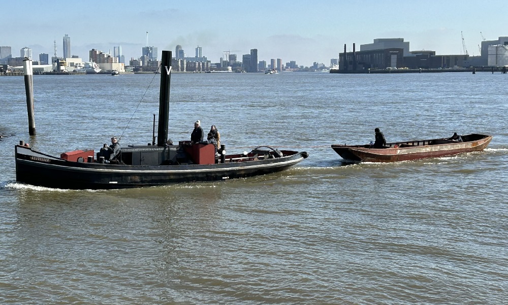 Gerestaureerde spoelingschuit kwam aan op het Hoofd