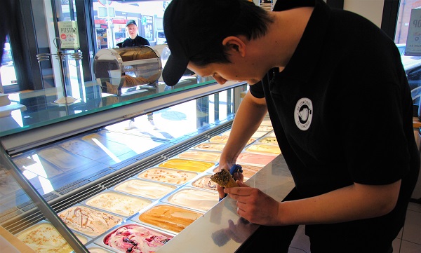 Sascha Metselaar schept zijn allereerste bol ijs in De Gorzen