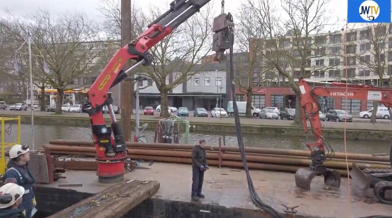 De fluisterboot-steiger rust op 12 palen en krijgt een L-vorm