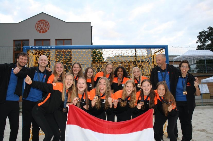 Twee DWS-meiden winnen met Nederlands team brons op EK in Praag