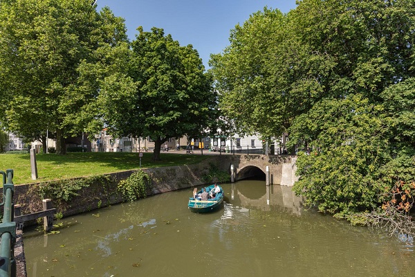 Er komt een tijdelijke brug over de historische welfbrug